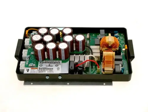 Bosch Leiterplatte in modularem Gehäuse, ausgestattet mit mehreren Kondensatoren, Spulen und Steuerkomponenten, abgebildet auf einer hellen Unterlage.
